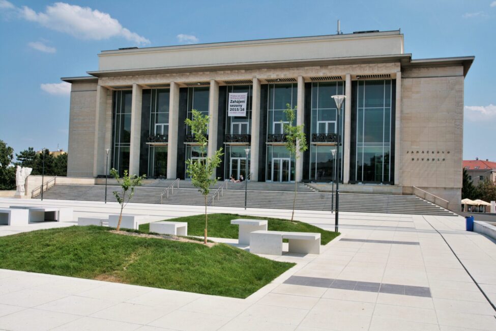 Brno Janáčkovo divadlo park před divadlem 6913