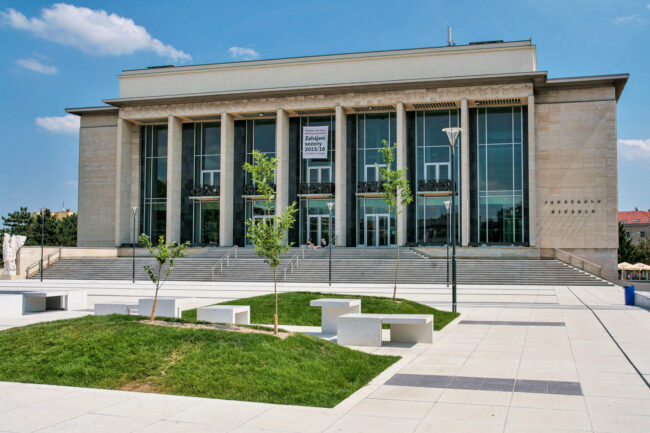 Brno Janáčkovo divadlo park před divadlem 6913